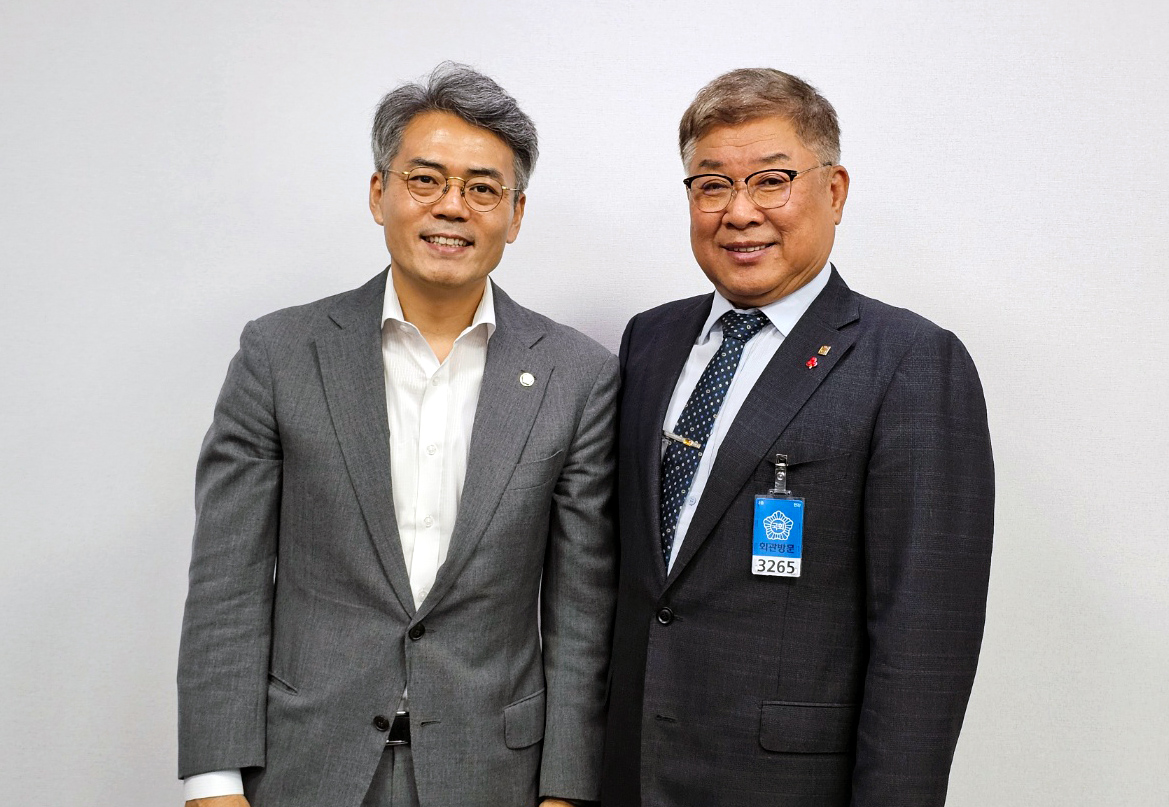 (왼쪽) 국회 국토교통위원회 김기표 국회의원, 대한건축사협회 김재록 회장(사진=대한건축사협회 건축사신문)