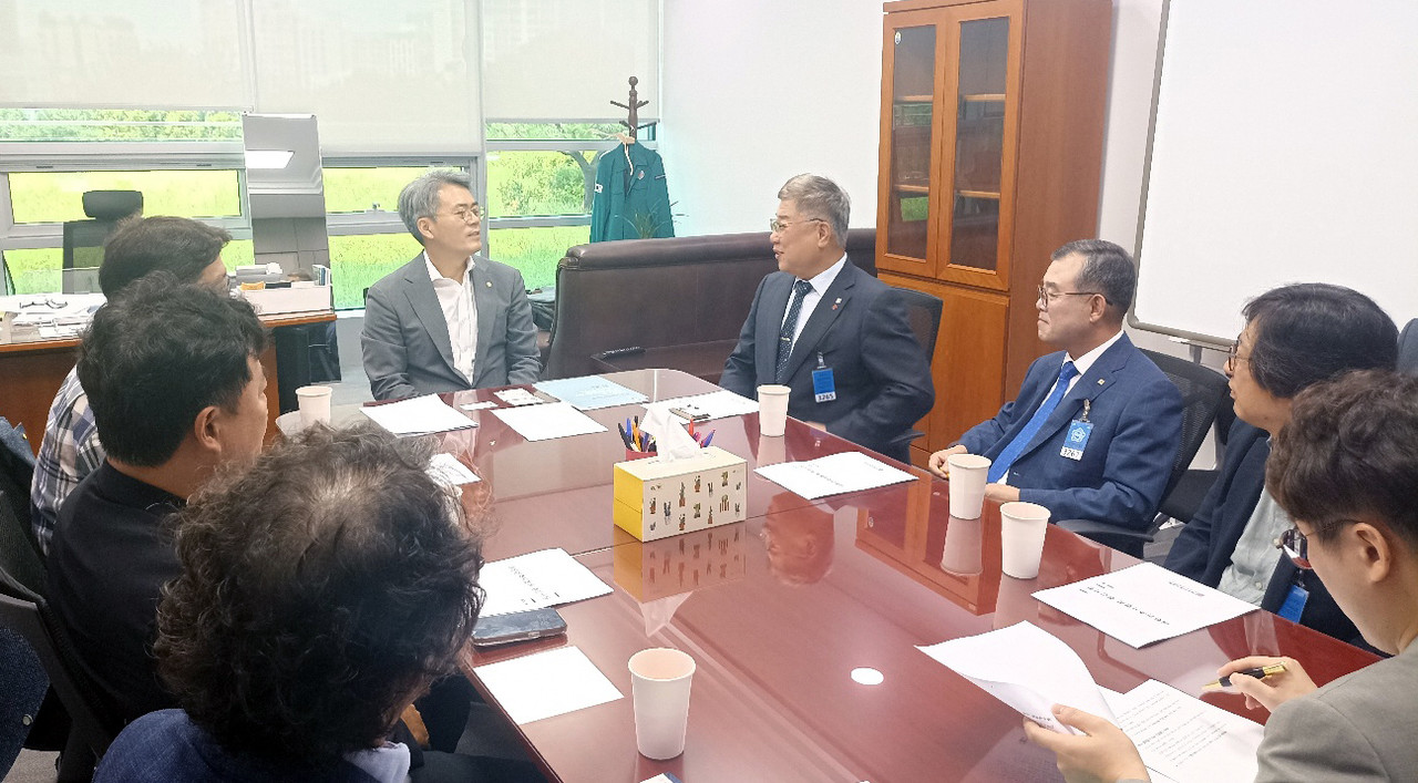 대한건축사협회 김재록 회장이 8월 12일 국회를 방문해 국토교통위원회 김기표 의원과 건축사 업계 현안을 논의하고 있다. (사진=대한건축사협회 건축사신문)