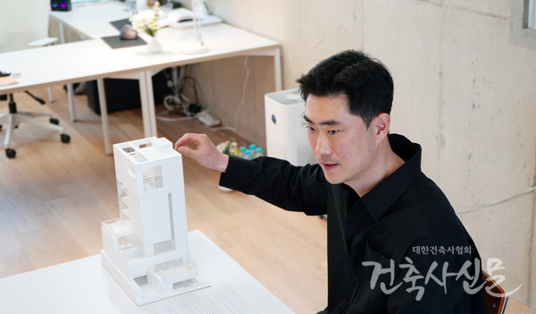 월간 '건축사' 4월호의 표지를 장식했던 '차이커뮤니케이션 사옥'의 설계자 박일훈 건축사(반 건축사사무소).
