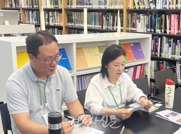 ㈜희림 종합건축사사무소 건축연구소 이동근 수석(좌) 이아영 본부장(우). (사진=대한건축사협회 건축사신문)