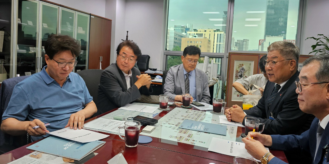 대한건축사협회 김재록 회장과 윤희경 대외협력단장, 전성종 대외협력단 위원(前 양산시지역건축사회장) 등이 윤영석 국회의원(위 사진)과 염태영 국회의원(아래 사진)을 만나 건축사 업무대가 정상화, 감리자 독립성 강화, 건축사 종합조정업무 도입 등 건축사 현안에 대해 논의하고 있다. (사진=대한건축사협회 건축사신문)