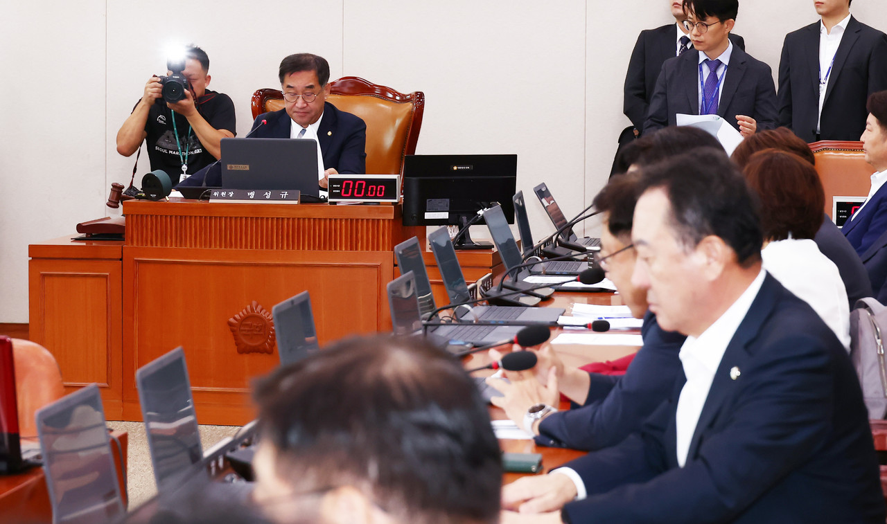 2024년 8월 22일, 맹성규 국회 국토교통위원장이 서울 여의도 국회에서 열린 국토교통위원회 전체회의에서 공공주택 특별법 일부개정법률안의 가결을 알리며 의사봉을 두드리고 있다. (사진=뉴스1)