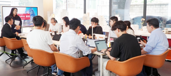 2024년도 언론사 기자간담회에서 발표 중인 이선경 대한건축사협회 홍보위원장(사진=대한건축사협회)