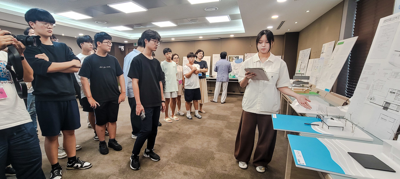 서리풀 건축학교에서 한 학생이 자신의 작품을 발표하며 설명하고 있는 모습. 다른 학생들이 발표를 경청하며 작품을 감상하고 있다. (사진=대한건축사협회 건축사신문)