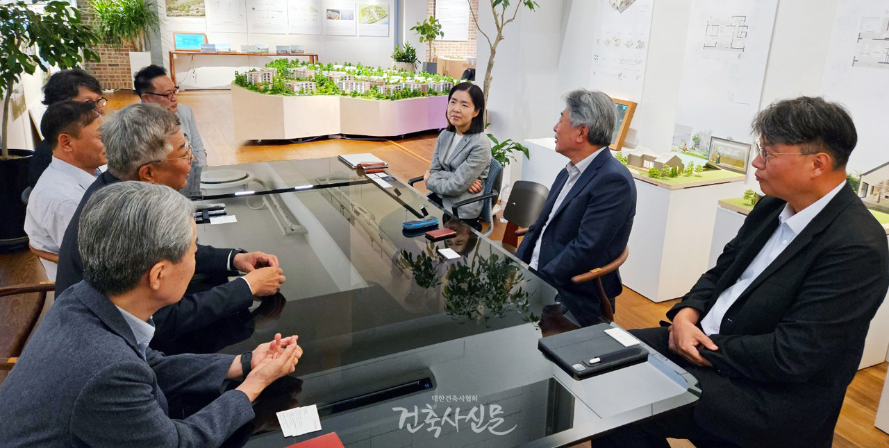 김재록 대한건축사협회 회장이 7월 16일 (주)간삼건축 종합건축사사무소에서 김태집 대표이사(오른쪽 두 번째)와 협회 주요 행사와 정책 개선에 대해 논의하고 있다. (사진=대한건축사협회 건축사신문)