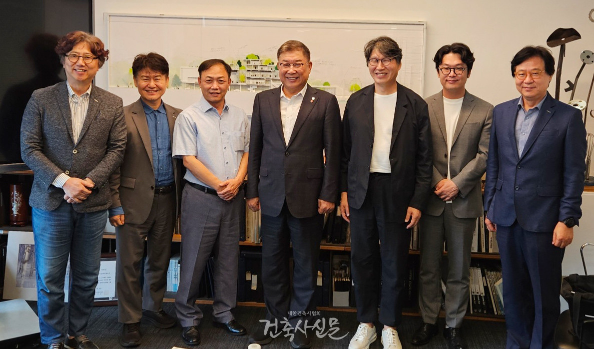 김재록 회장(왼쪽 네 번째)이 (주)정림건축 종합건축사사무소를 방문해 건축사 업계 발전 방향에 대해 의견을 나눴다. (사진=대한건축사협회 건축사신문)