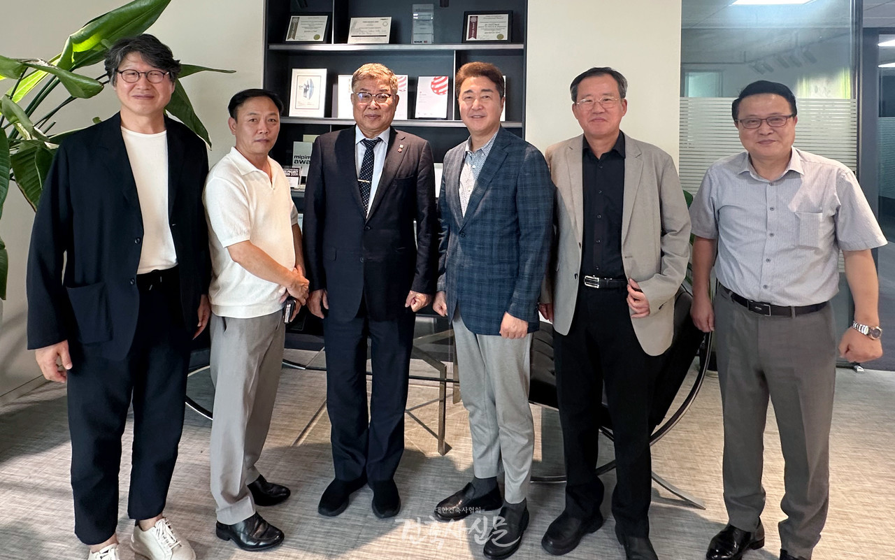 삼우설계에서 진행된 간담회에서 김재록 회장(왼쪽 세 번째)과 손창규 대표이사(오른쪽 세 번째)가 법제도 개선과 협회 운영에 대한 의견을 교환했다. (사진=대한건축사협회 건축사신문)