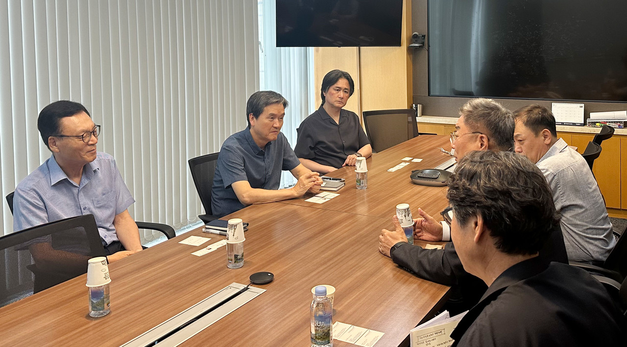 대한건축사협회 김재록 회장과 윤세한 해안건축 대표이사가 회의에서 법제도 개선 및 정책 개발 의견 개진을 당부했다. (사진=대한건축사협회 건축사신문)