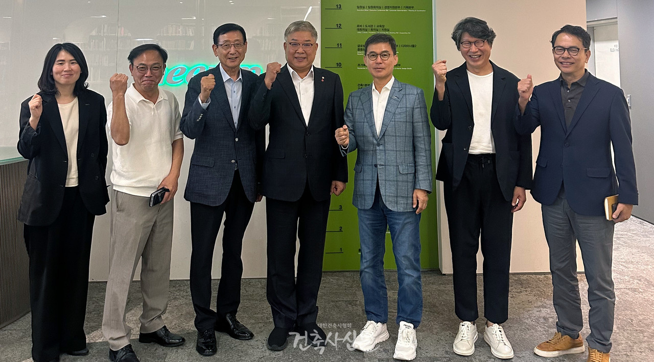 김재록 회장(왼쪽 네 번째)이 정영균 대표이사(오른쪽 세 번째)와 함께 한국건축산업대전과 아시아건축사대회(ACA21)에 대한 협력을 논의했다. (사진=대한건축사협회 건축사신문)