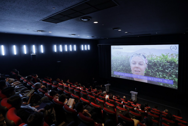 개막작인 ‘래디컬 랜드스케이프(Radical Landscapes)’엘레트라 피우미(Elettra Fiumi) 감독이 영상으로 축하 인사를 전했다. (사진=대한건축사협회)