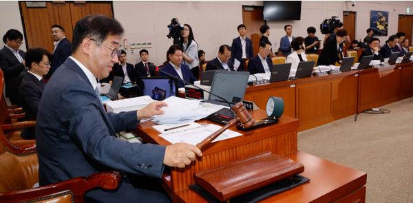 서울 여의도 국회에서 열린 국토교통위원회 제416회국회 제2차 전체회의에서 맹성규 위원장이 의사봉을 두드리고 있다. (사진=뉴스1)