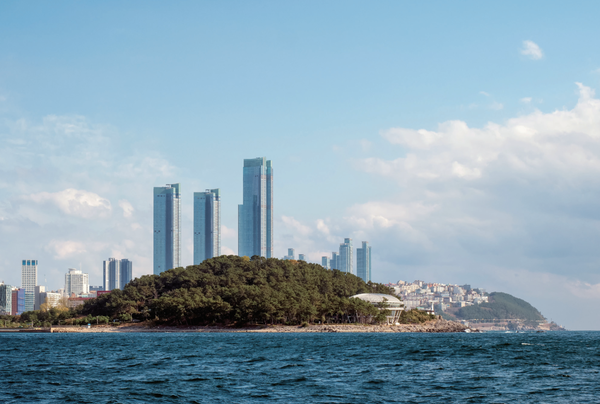 바다에서 본 누리마루 APEC하우스와 동백섬.(사진=김진섭 건축사)