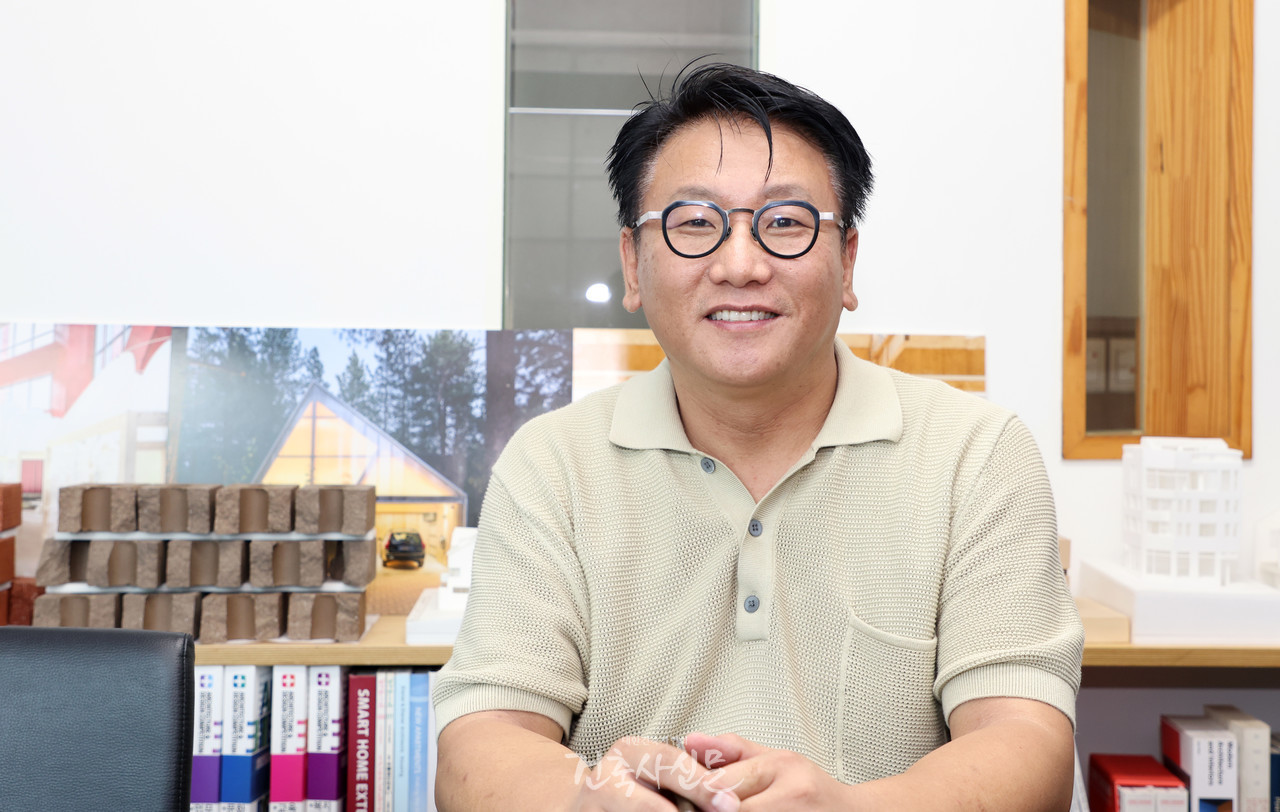 서리풀 건축학교를 총괄 운영하며 학생들에게 건축의 매력을 전하는 한상환 건축사(사진=대한건축사협회 건축사신문)
