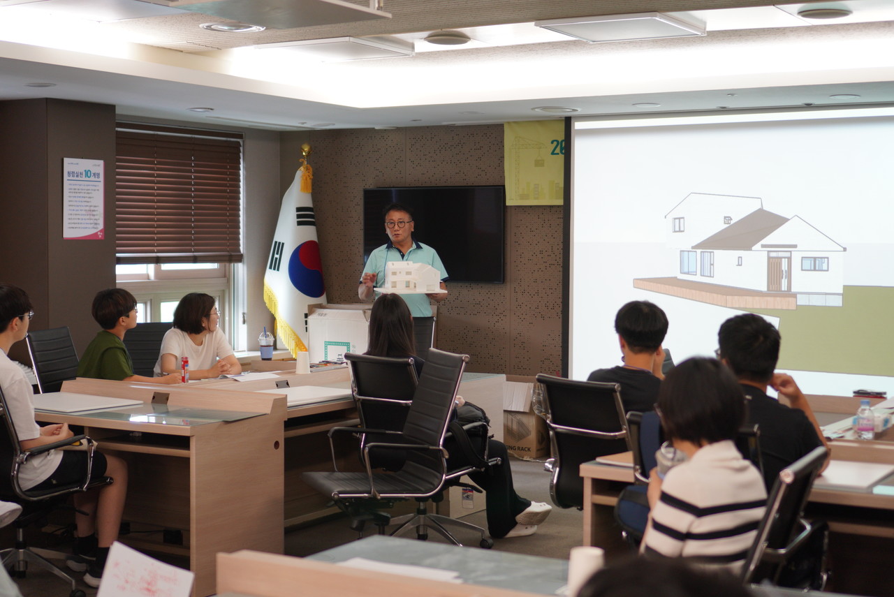 서리풀 건축학교에서 학생들이 건축 모형을 통해 도면의 이해에 대해 배우는 모습(사진=서초구지역건축사회)