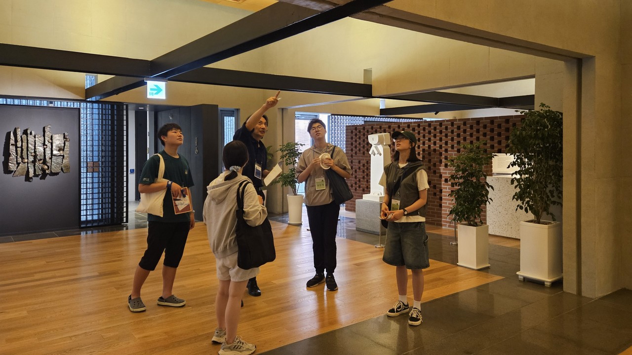 서리풀 건축학교 학생들이 서소문성지역사박물관에서 우수 건축물을 답사하며 건축적 요소를 배우는 모습(사진=서초구지역건축사회)