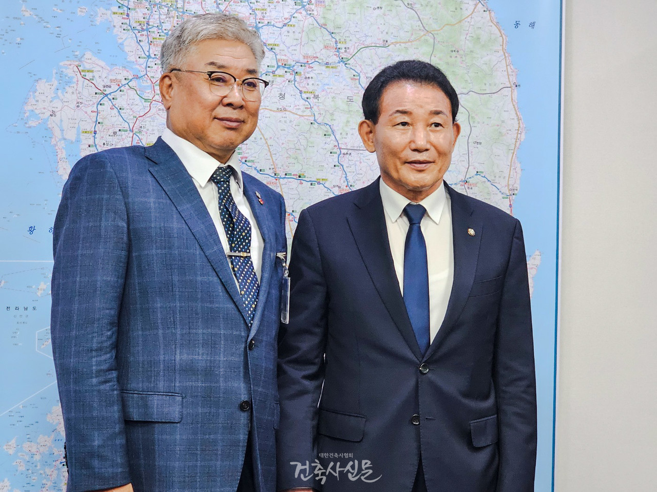 대한건축사협회 김재록 회장(왼쪽)이 9월 12일 국회 국토교통위원회 박용갑 국회의원(오른쪽)을 만나 건축사 업계 현안에 대해 논의했다. (사진=대한건축사협회 건축사신문)