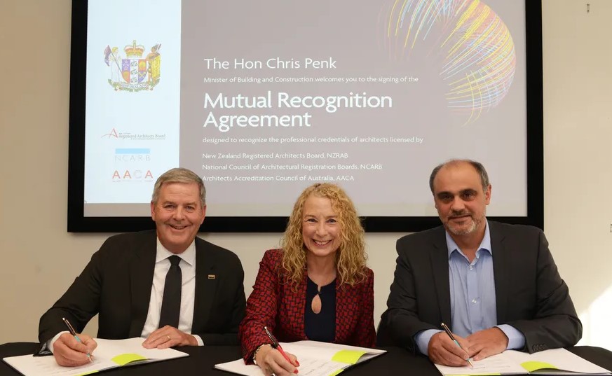 미국건축사등록원(NCARB), 호주건축사인증원(AACA), 뉴질랜드건축사등록원(NZRAB) 대표들이 각 국의 건축사들에게 더 많은 기회를 제공하기 위한 새로운 상호 인정 협정(MRA)에 서명했다. 이 새로운 MRA는 세 국가 간 기존 협정을 대체하며, 2024년 11월 6일부터 시행된다. 이 협정은 자격을 갖춘 건축사들이 상호 자격 인정을 추구할 때 직면하는 주요 장벽, 예를 들어 장기간의 실무 경험 요구사항과 제한된 자격 취득 및 상호 인정 경로 등을 해결한다. 왼쪽부터 NCARB president Ken Van Tine, NZRAB chair Gina Jones and AACA president Giorgio Marfella. (사진=AACA)