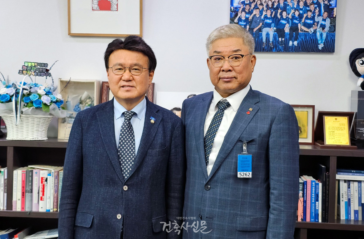 국회 국토교통위원회 소속 황운하 국회의원(왼쪽)과 대한건축사협회 김재록 회장(오른쪽)이 건축사 업계 주요 현안에 대해 논의했다. (사진=대한건축사협회 건축사신문)