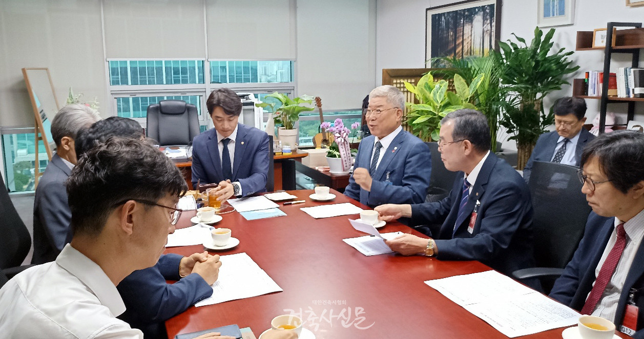 국회 국토교통위원회 한준호 국회의원이 대한건축사협회 김재록 회장과 함께 건축사 업계 주요 현안에 대해 논의하고 있다. (사진=대한건축사협회 건축사신문)