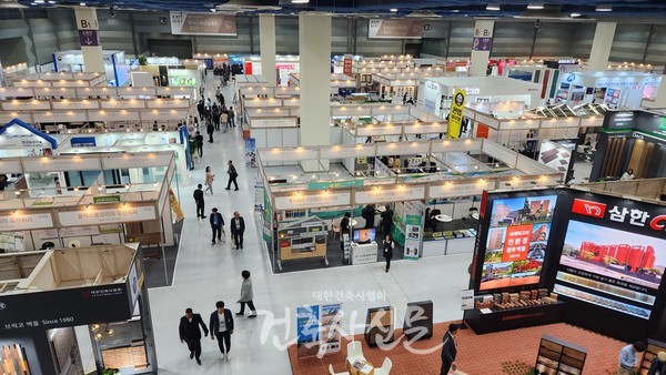 오는 10월 16일, 코엑스 B홀에서 ‘한국건축산업대전 2024’가 열린다. 사진은 지난해 개최된 한국건축산업대전 전경(사진=대한건축사협회 건축사신문)