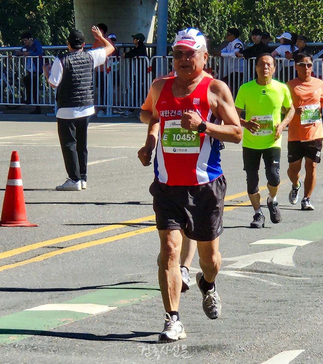 대한건축사협회 김재록 회장이 10월 3일 열린 대한건축사 마라톤동호회 행사에서 직접 마라톤 코스를 뛰며 건강 증진과 단합을 독려했다. ( 사진=대한건축사협회 건축사신문)
