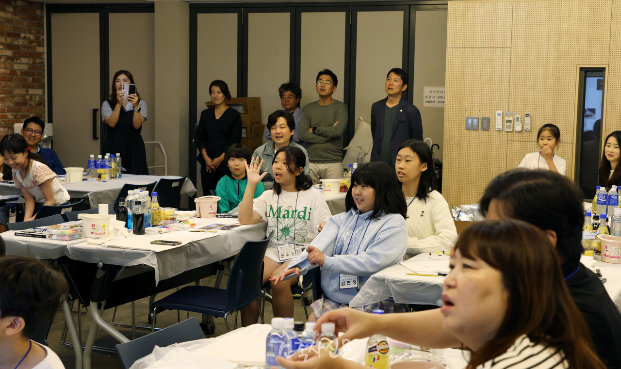 2024 서초건축문화제 어린이건축교실에 참가한 어린이들이 프로그램 설명을 듣고 있다. (사진=대한건축사협회 건축사신문)