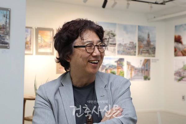 월간 건축사지에 감성풍경화첩을 연재 중인 임진우 건축사가 지난달 서울시 종로구에서 ‘서울감성화첩’展을 열었다. (사진=대한건축사협회 건축사신문)