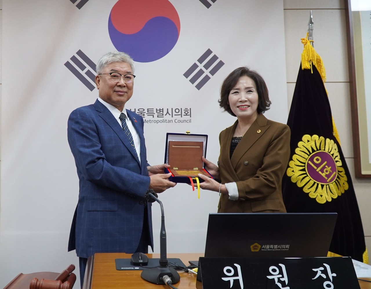 대한건축사협회 김재록 회장이 10월 14일 서울특별시의회 이숙자 운영위원장을 만나, 감사패를 전달하고 있다. (사진=대한건축사협회)