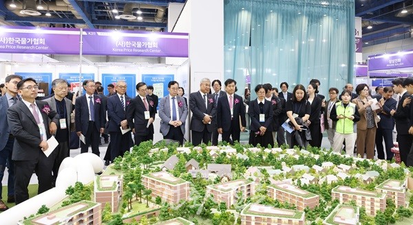 대한건축사협회 김재록 회장 등 일행이 참가업체 부스를 방문해 격려하고 있다. (사진=대한건축사협회 건축사신문)