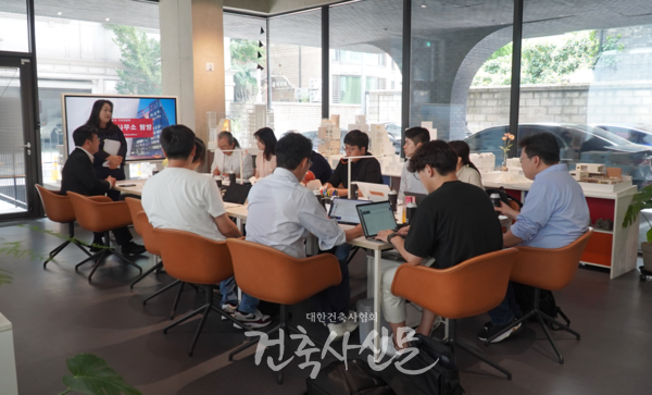 홍보위원회는 최근 건축사의 사회적 역할에 대한 이해를 높이기 위한 기자 간담회를 진행했다. 2024년도 언론사 기자간담회에서 발표 중인 이선경 대한건축사협회 홍보위원장(사진=대한건축사협회)