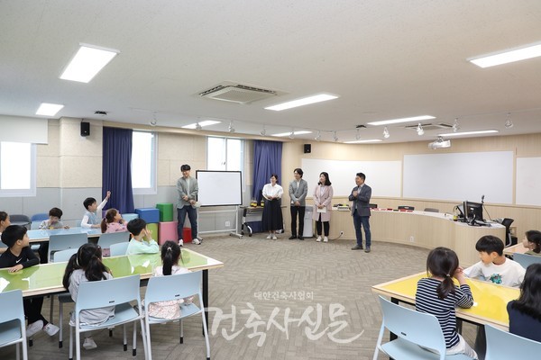 대한건축사협회는 10월 14일 서울북가좌초등학교에서 늘봄학교 ‘슬기로운 건축생활’ 교육을 진행했다.	(사진=대한건축사협회 건축사신문