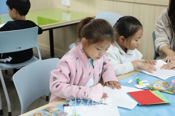 나의 공간 만들기 수업에 참여하고 있는 학생이 사면체 방을 만들고 있다. (사진=대한건축사협회 건축사신문)