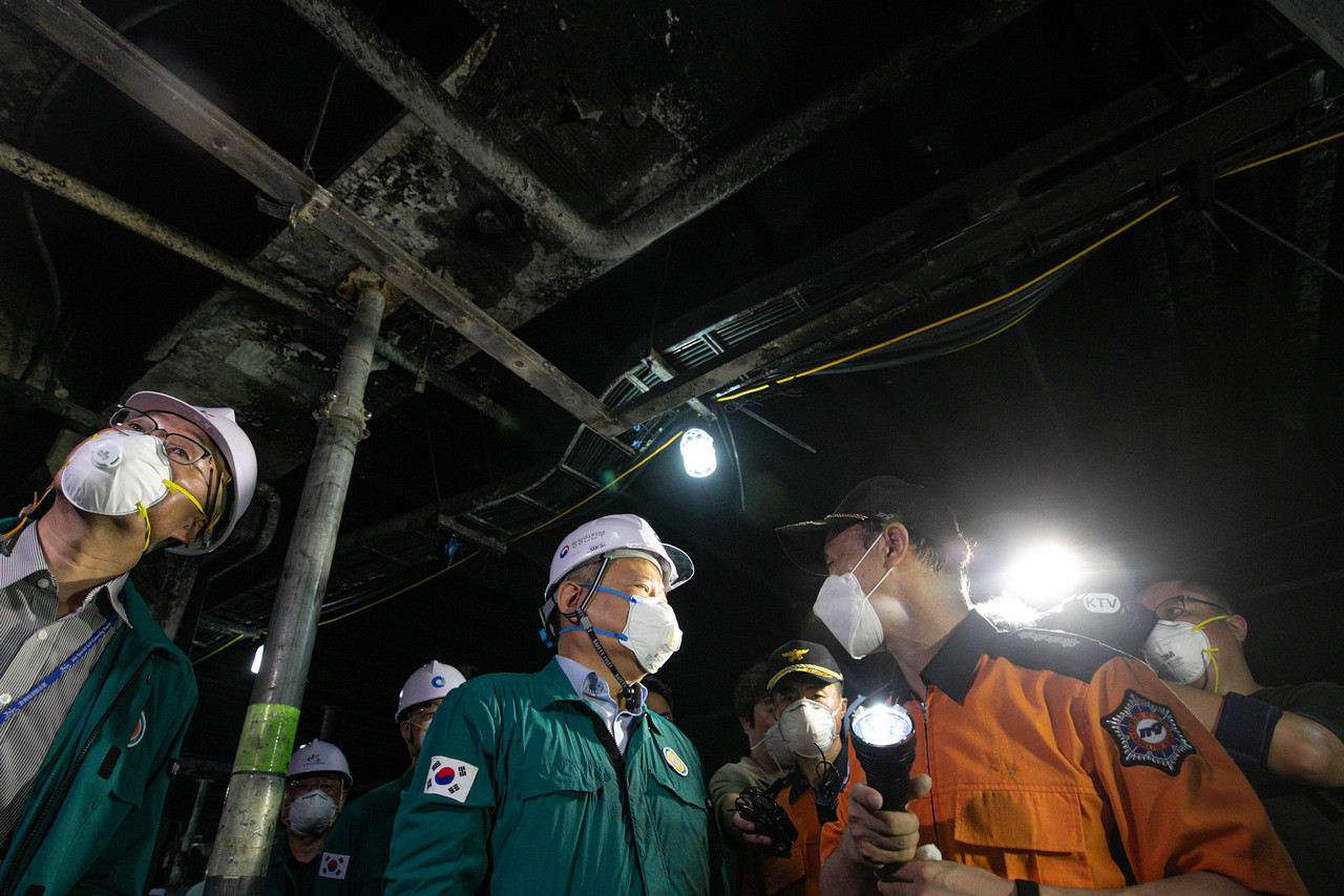 지난 8월 14일 이상민 행정안전부 장관이 전기차 차량 화재가 발생했던 인천 청라의 한 아파트 지하주차장에서 현장을 둘러보고 있다. (사진=뉴스1)