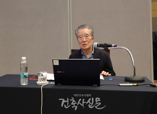 강연에 나서고 있는 우규승 교수(사진=대한건축사협회 건축사신문)