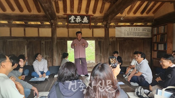 회재 이언적 선생의 17대 종손인 이지락 선생이 교육생들에게 무첨당에 대해 설명하고 있다. (사진=대한건축사협회 건축사신문)