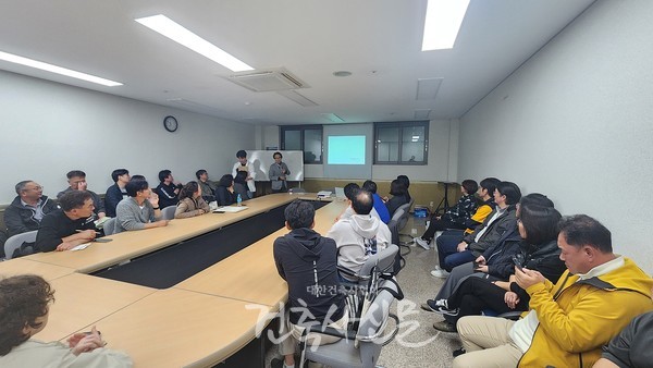 첫날 실측을 마친 저녁에는 현택수 경상북도 총괄건축가의 강연과 세미나가 이어졌다. (사진=대한건축사협회 건축사신문)