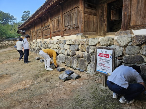 향단에서 기와를 이용해 낙수받침을 만드는 교육생들. (사진=고려대학교 류성룡 교수)