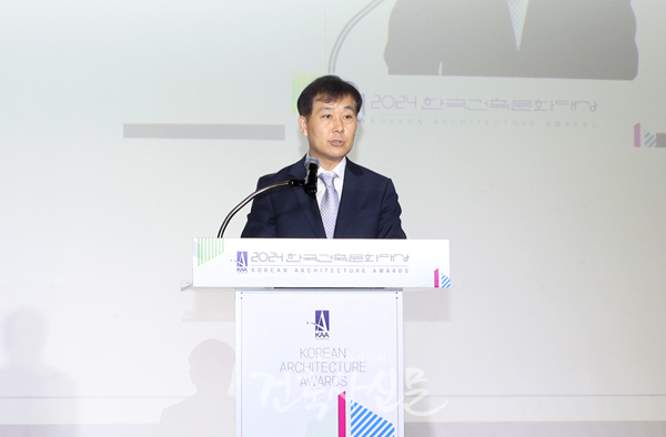 축사를 하고 있는 대한건축사협회 안충환 상근부회장(사진=대한건축사협회 건축사신문)