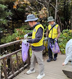 신우식 건축사공제조합 이사장(사진 왼편)이 청계산 플로깅 행사에서 환경정화 활동에 참여하고 있다. (사진=건축사공제조합)