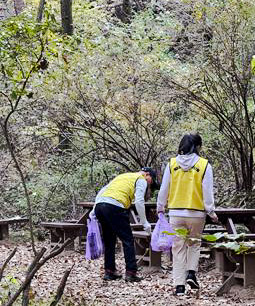 건축사공제조합 임직원들이 청계산 플로깅 행사에서 쓰레기를 수거하며 환경정화 활동에 참여하고 있다. (사진=건축사공제조합)