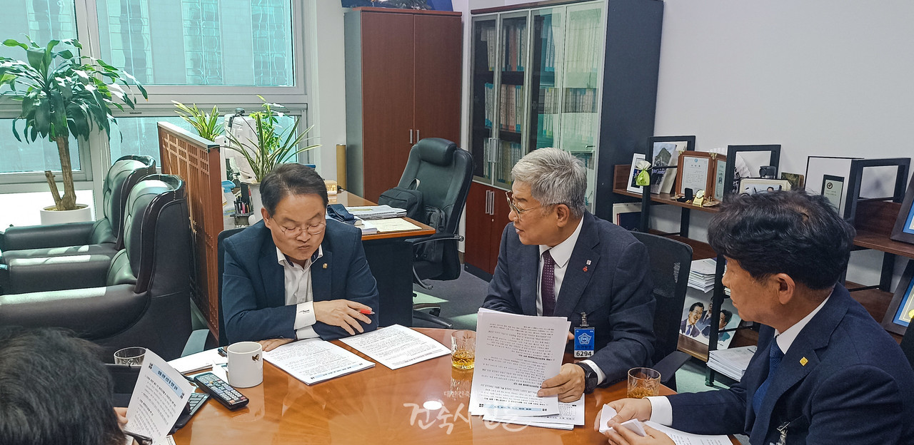 대한건축사협회 김재록 회장(오른쪽 두 번째)이 11월 6일 국회의원회관에서 허영 국회의원(왼쪽 두 번째)과 건축 관련 법령 개정안에 대해 논의하고 있다. (사진=대한건축사협회 건축사신문)