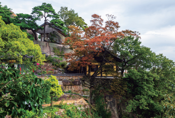 바위와 어우러져 있는 정취암. (사진=김진섭 건축사)