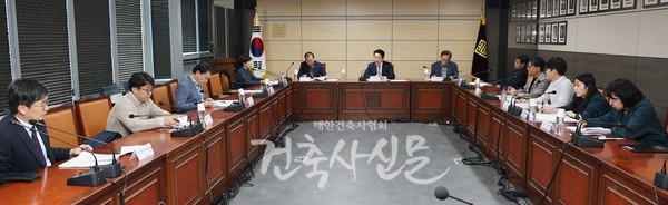 건축연구원 운영위원회가 진행되고 있는 모습. (사진=대한건축사협회 건축사신문)