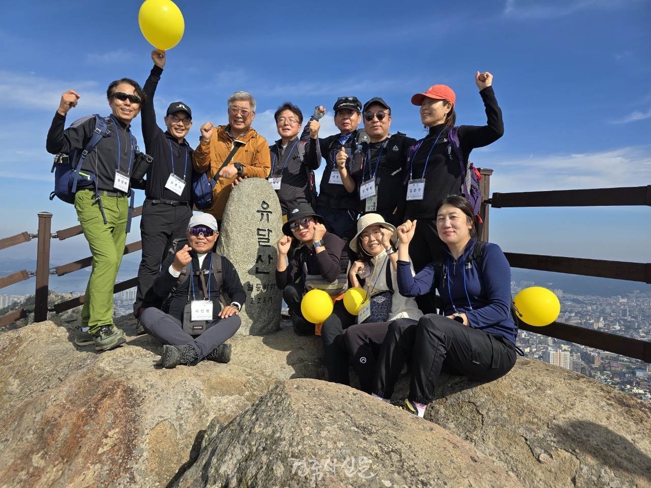 2024 전국 건축사 등산동호회 하반기 등산대회에 참석한 김재록 회장과 회원들이 유달산 정상에서 단체 사진을 찍고 있다. (사진=대한건축사협회 건축사신문)