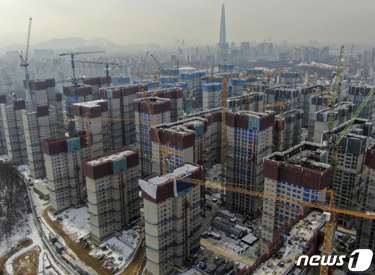 정부는 부동산 PF 제도 개선안을 통해 자기자본 비율 상향과 현물 출자 활성화를 추진한다. 서울의 한 아파트 재건축 현장(사진=뉴스1)