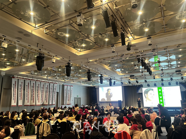 2024 전국 여성건축사 워크숍 ‘동행’이 11월 15일 파라다이스호텔부산 그랜드볼룸에서 열렸다. 송인숙 강사는 스카프를 활용한 특별 강연을 진행했다. (사진=대한건축사협회 건축사신문)