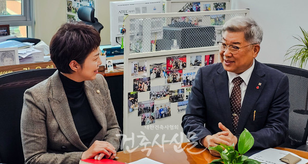 김재록 대한건축사협회 회장(오른쪽)이 11월 19일 국회 국토교통위원회 김은혜 의원(왼쪽)과 면담하며 건축사 업계 주요 현안과 법 개정 필요성을 논의하고 있다. (사진=대한건축사협회 건축사신문)