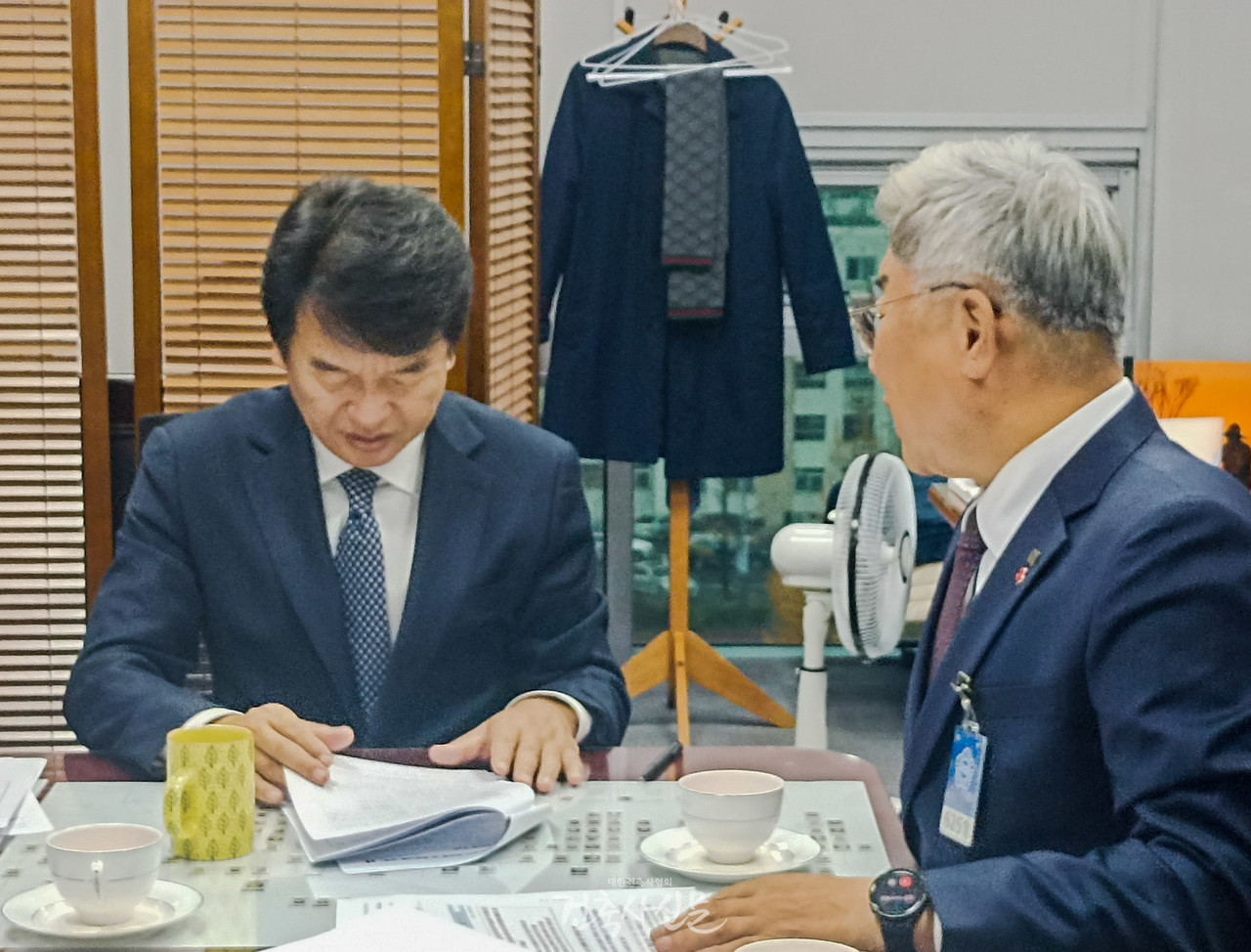 김재록 대한건축사협회 회장(오른쪽)이 11월 20일 국회의원회관에서 국회 국토교통위원회 간사 문진석 의원과 면담하며 협회 주요 현안을 논의하고 있다. (사진=대한건축사협회 건축사신문)