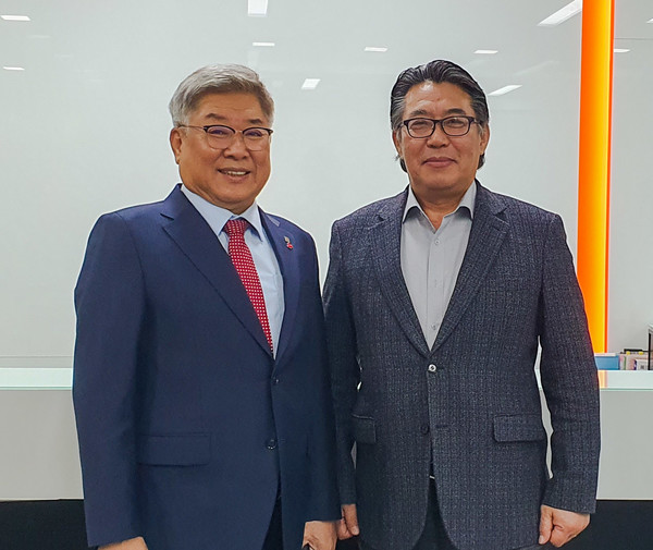 대한건축사협회 김재록 회장(좌)이 에이앤유디자인그룹 건축사사무소 최홍남 대표 건축사(우)를 만나 주요 현안에 대한 논의와 협회 행사 참여와 협조를 요청했다. (사진=대한건축사협회)