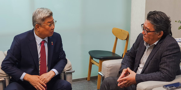 대한건축사협회 김재록 회장(좌)이 에이앤유디자인그룹 건축사사무소 최홍남 대표 건축사(우)를 만나 주요 현안에 대한 논의와 협회 행사 참여와 협조를 요청했다. (사진=대한건축사협회)